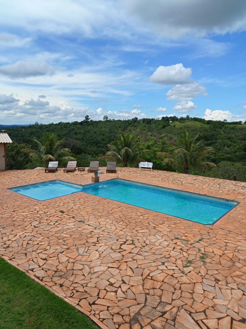 Piscina com vista para a natureza